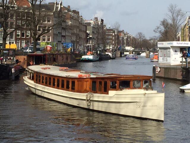 Dame Van Amstel salonboot huren amsterdam